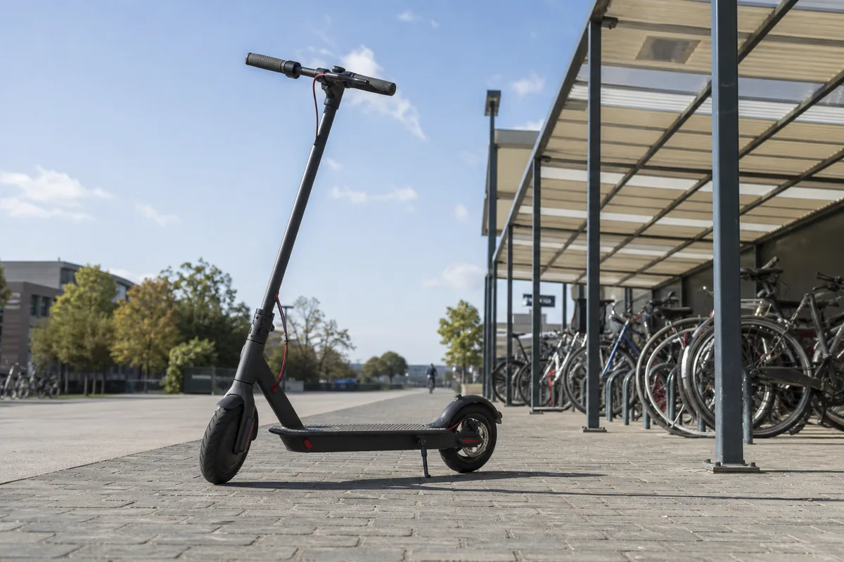 Guidon et plateau d’une trottinette électrique garée en ville pour la revente